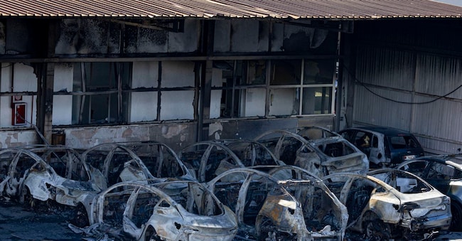 17 cars were parked destroyed by fire at night in a Tesla car dealership where in Rome, Italy, 31 March 2025. Investigators have not excluded arson as they probe the causes of a major fire overnight at a Tesla dealership on the outskirts of Rome, in which 17 cars were burned, sources said on Monday.
ANSA/MASSIMO PERCOSSI
