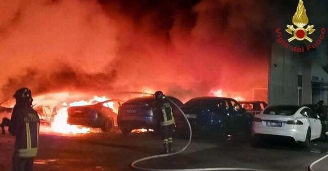 Rogo in concessionaria Tesla a Roma: distrutte 17 auto. Tra le ipotesi anche il dolo