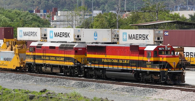 Un treno ferroviario del Canale di Panama attende di essere caricato con un carico a Panama City. (AP Photo/Matias Delacroix)