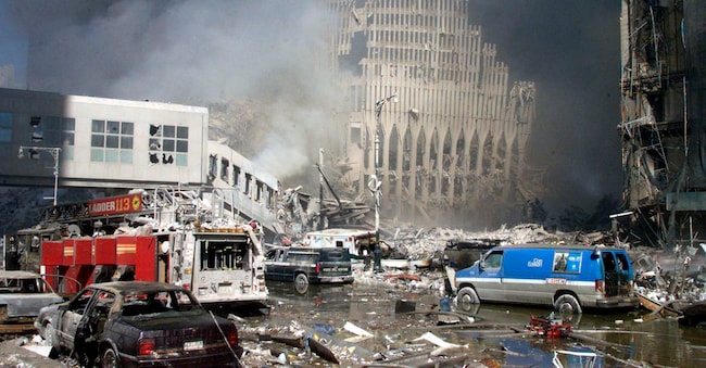 I camion dei pompieri sono in mezzo alle macerie vicino al  World Trade Center, distrutto a New York l’11 settembre 2001. Due aerei commerciali dirottati si sono schiantati contro le torri gemelle del World Trade Center. (REUTERS/Peter Morgan  JC/SV)