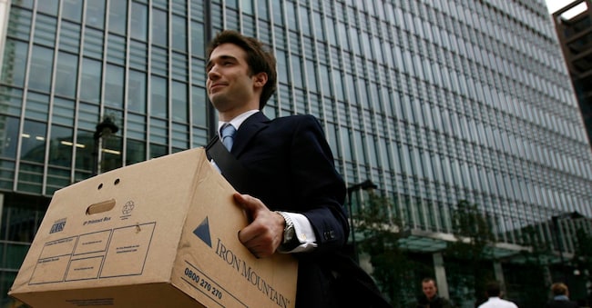 Un lavoratore lascia gli uffici della banca d’investimento statunitense Lehman Brothers nel quartiere Canary Wharf di Londra in questa foto d’archivio del 15 settembre 2008. (Davos/Finance   REUTERS/Andrew Winning)