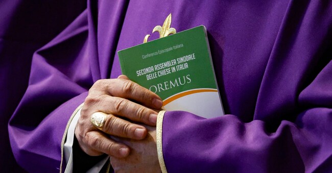 Sinodo della Cei, salta il testo finale. Dubbi su gay e ruolo delle donne. Tutto rinviato a ottobre