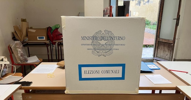 Seggi aperti per il secondo turno delle amministrative a Firenze, 23 giugno 2024. ANSA/PAOLA CATANI (ballottaggio; ballottaggi; comunali; comune; voto; votazioni; elezioni)