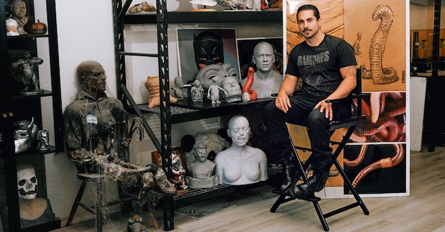 Mike Marino nello studio di Los Angeles con una selezione delle sue opere. © Peyton Fulford