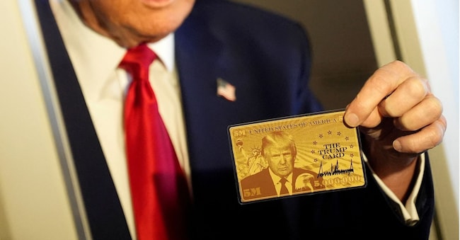 Il presidente degli Stati Uniti Donald Trump tiene in mano la “carta Trump” mentre parla con i giornalisti a bordo dell’Air Force One in rotta verso Miami, Florida, Stati Uniti, 3 aprile 2025. REUTERS/Kent Nishimura
