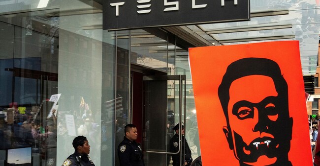 Agenti della polizia di New York tengono a distanza i manifestanti durante una protesta contro Tesla e il suo ceo Elon Musk fuori da una concessionaria a New York, il 29 marzo 2025.REUTERS/Eduardo Munoz