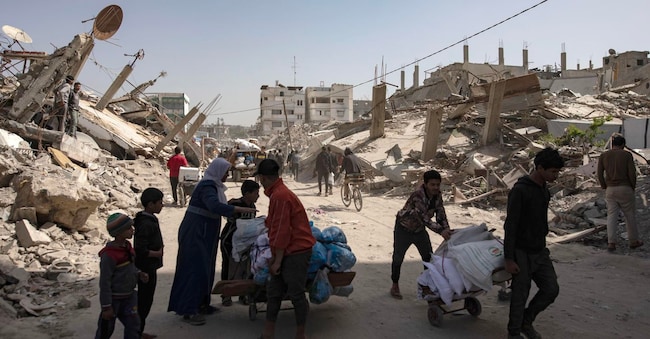 Civili palestinesi lasciano Shejaiya, area a est di Gaza City, dopo l’ordine di evacuazione dell’esercito di Israele. Foto del 3 aprile (Epa)