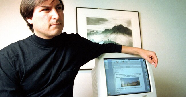 Steve Jobs, cofondatore di Apple Computer, parla in una sala conferenze della sua nuova società NeXt, Inc. a Redwood City, Ca. nell’aprile 1993. (AP)