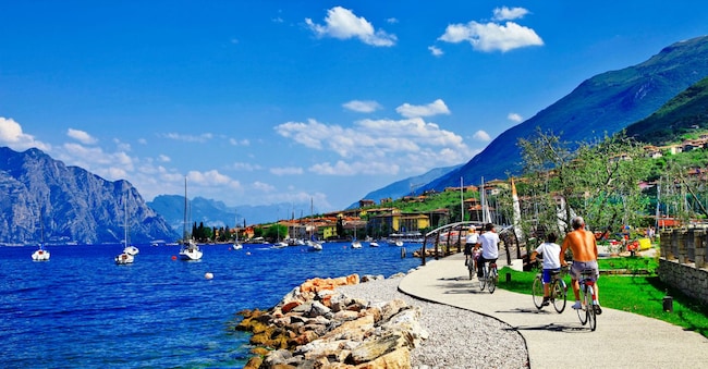 Pista ciclabile sul Lago di Garda.  (Alamy Stock Photo)