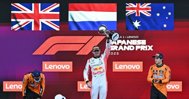 Il pilota britannico Lando Norris, secondo classificato della McLaren, l’olandese Max Verstappen, vincitore della Red Bull Racing, e l’australiano Oscar Piastri, terzo classificato della McLaren, festeggiano sul podio dopo il Gran Premio del Giappone di Formula 1 sul circuito di Suzuka. (MOHD RASFAN / AFP)