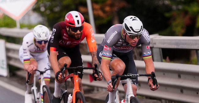 Mathieu Van der Poel (Alpecin-Deceuninck) ,Filippo Ganna (Ineos Grenadiers) ,Tadej Pogacar (UAE Team Emirates XRG) durante l’ultima Milano-Sanremo