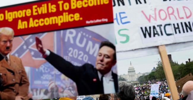 Proteste a Washington il 5 aprile contro Elon Musk e il presidente Trump. (Foto by ROBERTO SCHMIDT / AFP)