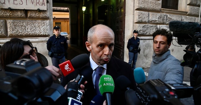 L'avvocato della madre di Mark Samson, Paolo Foti, davanti alla Questura di Roma