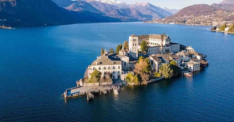L’isola di San Giulio al centro del Lago d’Orta