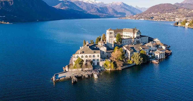 L’isola di San Giulio al centro del Lago d’Orta