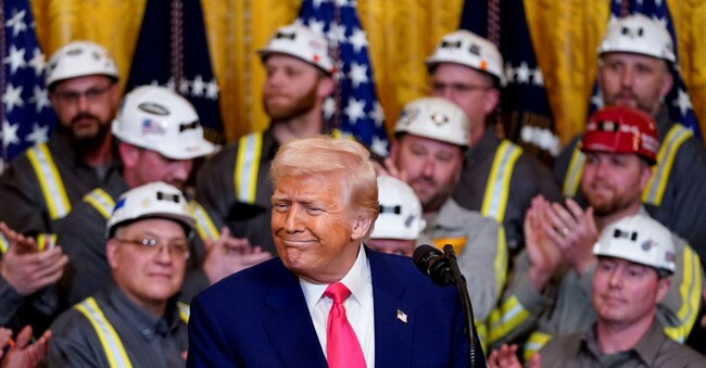 Circondato da operai del settore, Donald Trump ha firmato un ordine esecutivo per espandere l’estrazione e l’uso del carbone in Usa