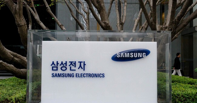 Un’insegna della Samsung Electronics all’esterno dell’edificio Seocho dell’azienda a Seul