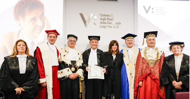 Brunello Cucinelli (al centro) insieme a, da sinistra, l’architetto Alessandra Cirafici, il rettore dell’Università della Campania Gianfranco Nicoletti, il Rettore dell’Università di Perugia Maurizio Olivero, il ministro dell’Università Anna Maria Bernini, il Rettore dell’Università Parthenope Napoli Antonio Garofalo, il Rettore dell’Università degli Studi di Napoli “L’Orientale” Roberto Tottoli, la prof.ssa Ornella Zerlenga