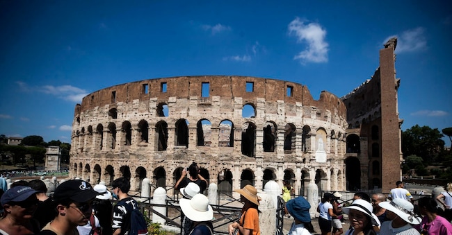 Turisti visitano il Parco archeologico del Colosseo e i Fori Imperiali, Roma,ANSA/ANGELO CARCONI