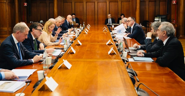 La presidente del Consiglio, Giorgia Meloni, con i vicepresidenti Antonio Tajani e Matteo Salvini (in videocollegamento), i ministri competenti (Giancarlo Giorgetti, Adolfo Urso, Tommaso Foti, Francesco Lollobrigida) e i sottosegretari Alfredo Mantovano e Giovanbattista Fazzolari, incontra le categorie economiche sulla questione dei dazi nella Sala Verde di Palazzo Chigi, Roma, 8 aprile 2025. Gli incontri sono iniziati con i rappresentanti di Confindustria (presente il presidente Emanuele Orsini), Ice (Matteo Zoppas) e Cnmi (Camera Nazionale Moda Italiana, rappresentata dal presidente Carlo Capasa). ANSA/FILIPPO ATTILI/US PALAZZO CHIGI +++ NPK +++ NO SALES, EDITORIAL USE ONLY +++
