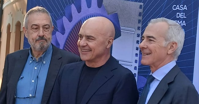 Da sinistra, il direttore artistico del Premio Film Impresa Mario Sesti, l’attore e regista Luca Zingaretti, e il presidente del Premio Film Impresa Giampaolo Letta