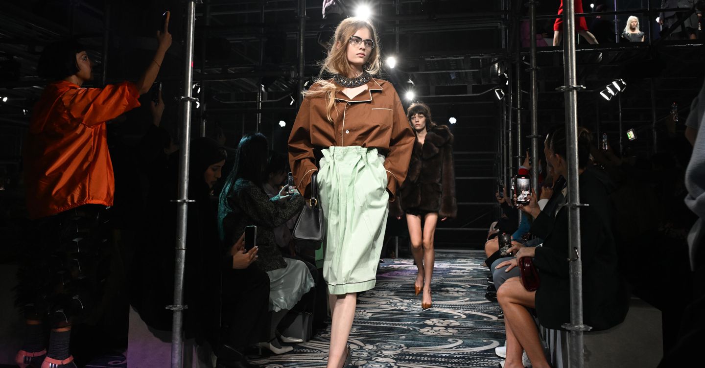 Prada alle battute finali per Versace, ma sale l’incertezza per il caos sui mercati