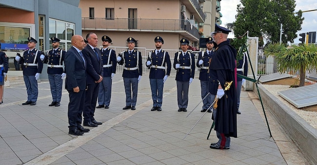 PER LE CELEBRAZIONI PER IL 173° ANNIVERSARIO DELLA FONDAZIONE DELLA POLIZIA E' STATA DEPOSTA UNA CORONA DI FIORI DINANZI LA STELE IN ONORE DEI CADUTI   AL CASTELLO MANIACE A ORTIGIA,  10 APRILE 2025.
ANSA/POLIZIA ANSA PROVIDES ACCESS TO THIS HANDOUT PHOTO TO BE USED SOLELY TO ILLUSTRATE NEWS REPORTING OR COMMENTARY ON THE FACTS OR EVENTS DEPICTED IN THIS IMAGE; NO ARCHIVING; NO LICENSING NPK