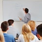 Dozent steht an der Tafel im BWL-Seminar an der Uni