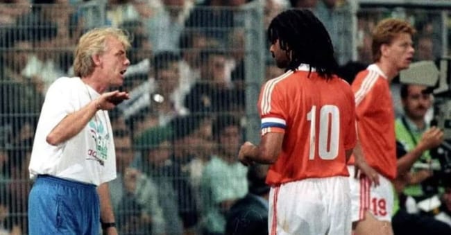 Leo Beenhakker, ct dell’Olanda, dà istruzioni a Ruud Gullit in Irlanda-Olanda, partita dei Mondiali di Italia ’90
