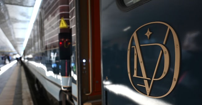 L'esterno del treno ''La Dolce Vita Orient Express'' alla stazione di Roma Ostiense.(  ANSA/ETTORE FERRARI)