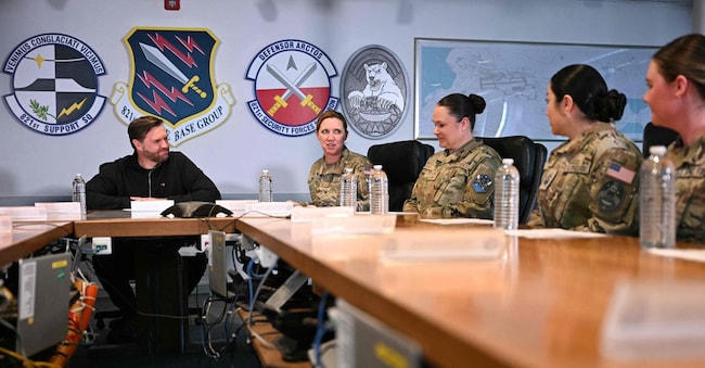 Il capo della Pituffik Space Base, il colonnello Susannah Meyers (prima a sinistra in divisa mimetica) durante la visita del vicepresidente Usa J.D. Vance (a sinistra) alla base. (Photo by Jim WATSON / POOL / AFP)