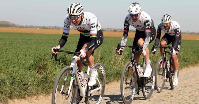 Il leader della squadra UAE-Emirates-XRG, Tadej Pogacar (a sinistra), e i suoi compagni si allenano durante un giro di ricognizione per la 122ª edizione della Parigi-Roubaix ad Haveluy, nel nord della Francia