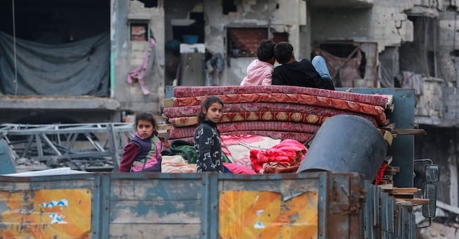 Una famiglia palestinese trasporta i loro beni a Gaza City dopo l’ordine di evacuazione dell’11 aprile (AFP)
