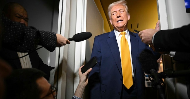 Donald Trump parla con i giornalisti il 12 aprile.  (Pool via AP)  Associated Press/LaPresse