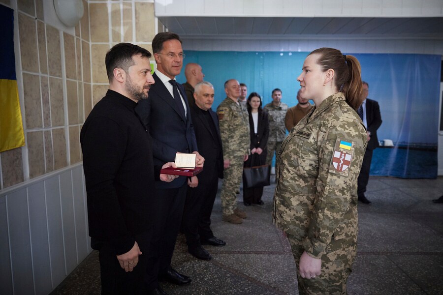 ll segretario generale della NATO Mark Rutte osserva mentre il presidente ucraino Volodymyr Zelenskyy conferisce un’onorificenza statale a un medico militare in un ospedale di Odessa, in Ucraina, martedì 15 aprile 2025. (Ufficio stampa presidenziale ucraino tramite AP) (APN)