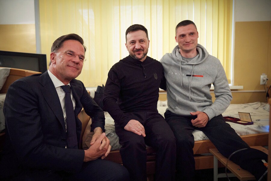 Il segretario generale della NATO Mark Rutte, a sinistra, e il presidente ucraino Volodymyr Zelenskyy, al centro, posano per le foto con un soldato ucraino ferito durante la loro visita a un ospedale di Odessa, in Ucraina, martedì 15 aprile 2025. (Ufficio stampa presidenziale ucraino tramite AP) (APN)