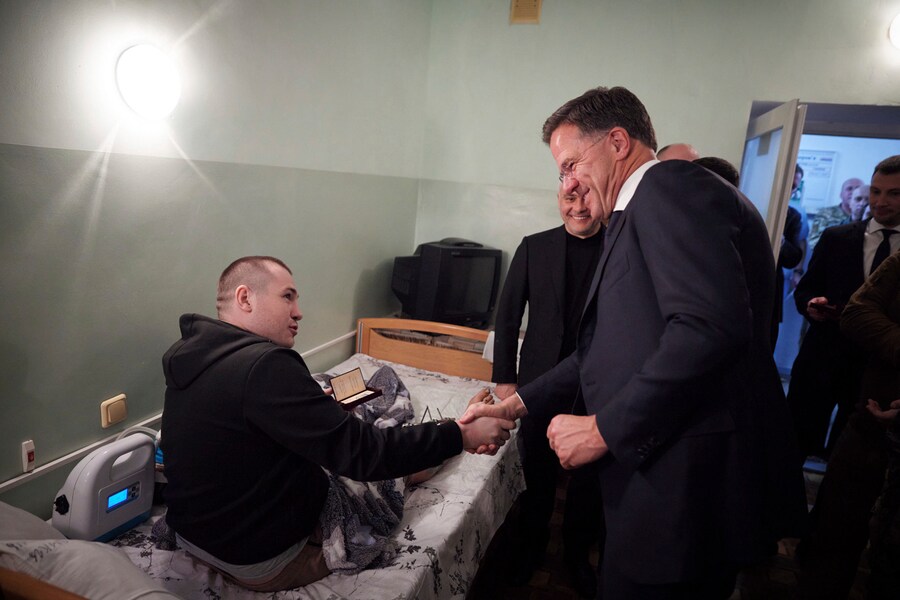 Il segretario generale della NATO Mark Rutte stringe la mano a un soldato ucraino ferito durante la sua visita a un ospedale di Odessa, in Ucraina, martedì 15 aprile 2025. (Ufficio stampa presidenziale ucraino tramite AP) (APN)
