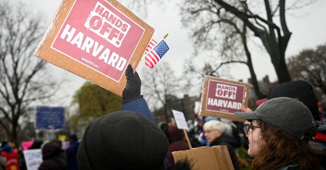Manifestazioni in difesa dell’Università di Harvard contro le accuse di Donald Trump, a Cambridge nel Massachusetts