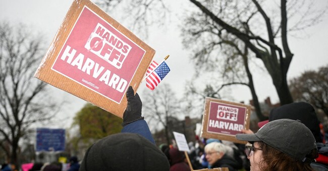 Manifestazioni a sostegno di Harvard contro le politiche di Trump sulle università