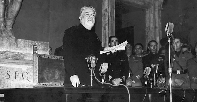 Giovanni Gentile (1875-1944) nella Sala Giulio Cesare in Campidoglio, Roma 1943. (Fototeca Gilardi / AGF)