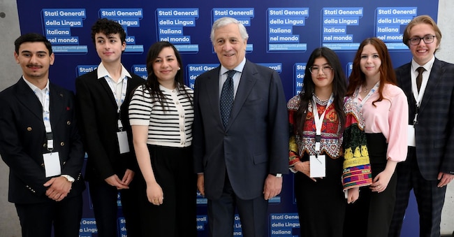 Il vicepremier e ministro degli Esteri, Antonio Tajani, insieme agli  studenti del Collegio del Mondo Unito di Duino durante gli Stati generali della lingua italiana nel mondo al museo Maxxi, Roma, 16 aprile 2025.  ANSA/ETTORE FERRARI