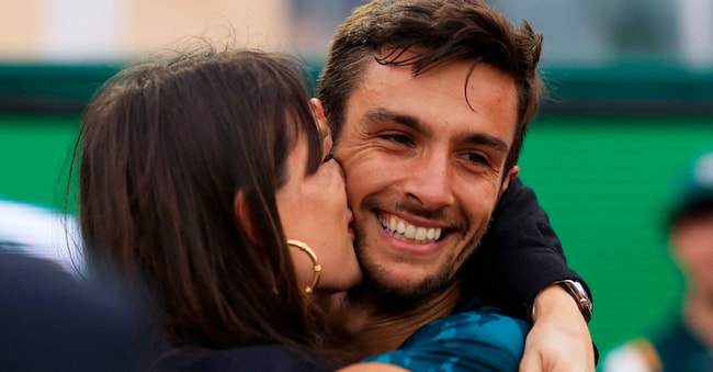 Lorenzo Musetti con la fidanzata Veronica Confalonieri dopo la vittoria in semifinale a Montecarlo (Reuters/Manon Cruz)