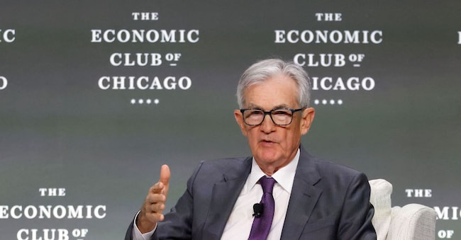  Jerome Powell parla all’Economic Club of Chicago  (Photo by KAMIL KRZACZYNSKI / AFP)