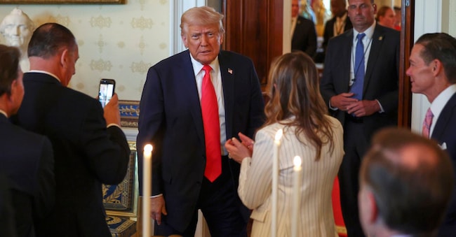 President Donald Trump arrives for a Easter prayer service and dinner in the Blue Room of the White House in Washington, Wednesday, April 16, 2025. (Pool via AP)  Associated Press/LaPresse