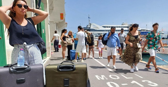 In partenza dall'isola di Capri - giugno 2024. Ansa/Giuseppe Catuogno