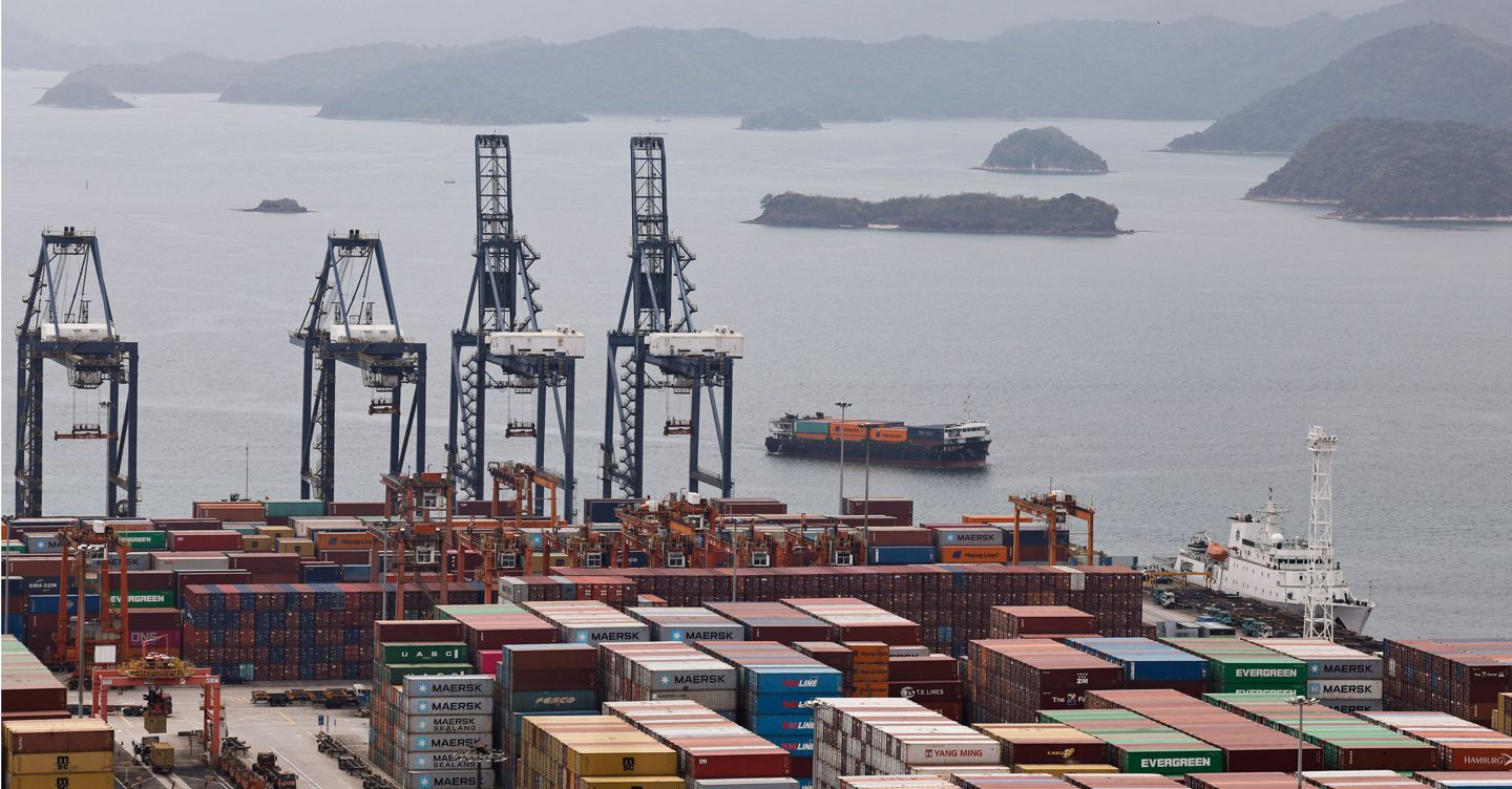 Nuovi dazi per le navi cinesi nei porti Usa. Pechino ferma import di gas americano. Coface: Pil Cina a +4,3% nel 2025, America a +0,5%