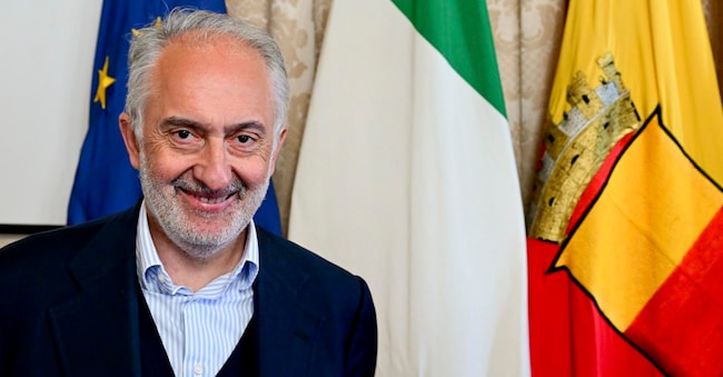 Il sindaco di Caserta e presidente Anci Campania Carlo Marino nella sala Giunta del Comune di Napoli, dove , con il sindaco di Napoli Gaetano Manfredi, ha firmato un protocollo d'intesa per la costituzione di una 'Multi Actor Platform Internazionale' per una comune strategia euro mediterranea finalizzata alla coesione sociale , 16 novembre 2022. ANSA / CIRO FUSCO