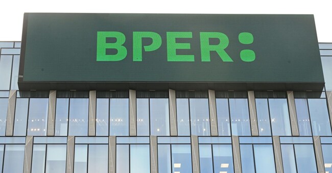 Un'insegna della banca BPER esposta su un edificio nel complesso di Garibaldi/Porta Nuova a Milano, 21 gennaio 2025. ANSA/DANIEL DAL ZENNARO (simbolica generica)