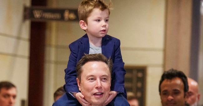 L’imprenditore statunitense e dipendente speciale del governo degli Stati Uniti Elon Musk e suo figlio X alla Casa Bianca il 13 febbraio 2025.(Epa/Will Oliver)