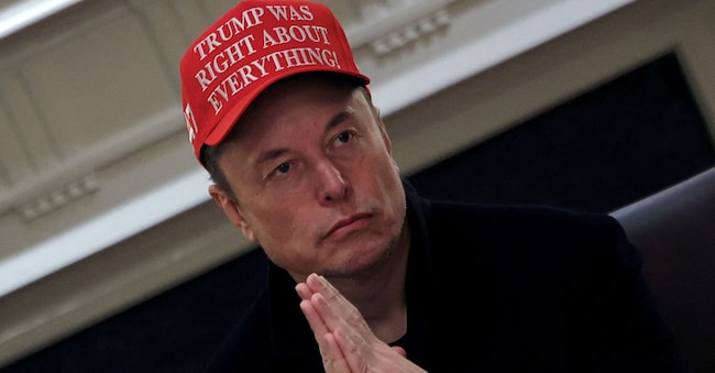 Il ceo di Tesla Elon Musk indossa un cappello “Trump aveva ragione su tutto!” mentre partecipa a una riunione di gabinetto alla Casa Bianca, 24 marzo 2025. REUTERS/Carlos Barria